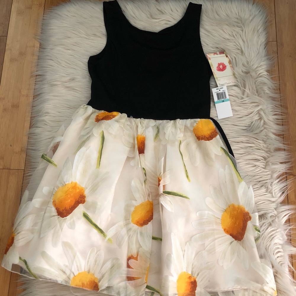 Sweetheart Rose Daisy Print Sleeveless Black White Skater Girls Dress, size 16